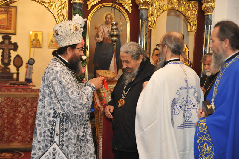 Епископу Атанасију (Јевтићу) додељен Орден Светог Симона Монаха
