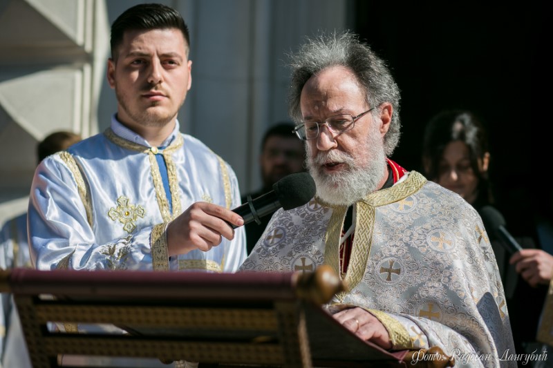 Беседа свештеника Емануила Сариса на Божанственој Литургији уз одар Епископа Атанасија